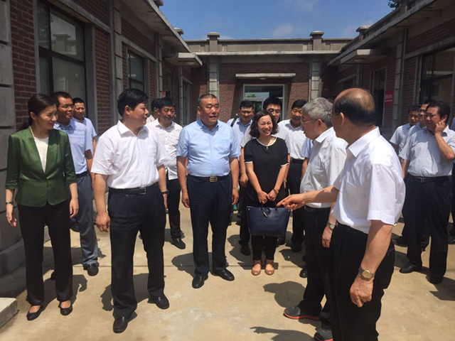 南村社区党委书记李凤德荣获全省扶贫攻坚奉献奖